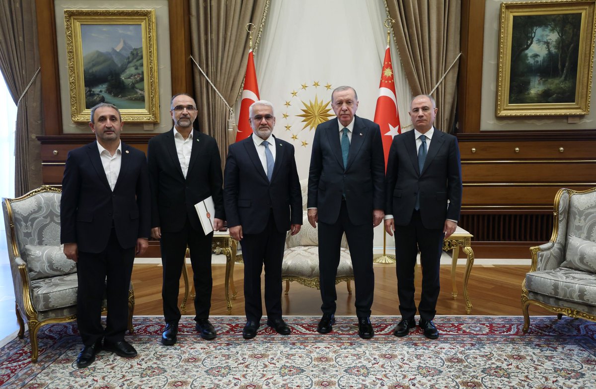 Bugün Sayın Cumhurbaşkanı’nı ziyaret ederek Komisyon’un devam eden çalışmaları ve yapılması gereken hukuki düzenlemeler hakkında düşüncelerimizi aktardık, sürece desteğimizi ifade ettik.
 
Nazik kabulleri ve sürece destekleri için Sayın Erdoğan’a teşekkür ederim.