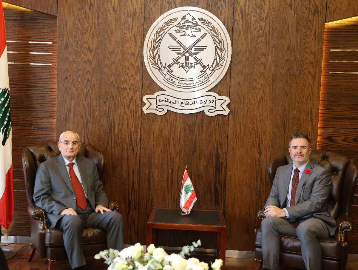 استقبل وزير الدفاع الوطني اللواء ميشال منسى في مكتبه في اليرزة اليوم السفير الكندي في لبنان غريغوري غاليغان في زيارة تعارف لمناسبة تسلّمه مهامه مؤخرًا. وتم خلال اللقاء استعراض العلاقات الثنائية بين البلدين، والجهود التي تبذلها كندا لدعم الجيش اللبناني وتطوير قدراته. كما جرى