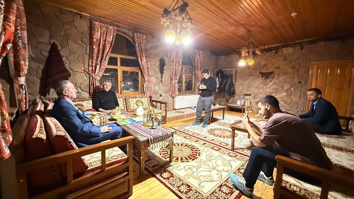 KayaZeydin's tweet photo. 📍 Hakkari 

✅ Yerel Basınımızdan hakkaritanıtımyeni İle Bir Araya Geldik

🔹Sanayi ve Teknoloji Bakanımız Sn. Mehmet Fatih KACIR'ın yarın Hakkari'mize yapacakları ziyaretleri,
🔹 AK Parti Hakkari İl Başkanlığı olarak İl, İlçe, Belde, Köy ve Mahallelerimizdeki saha çalışmalarımız, 
🔹 İlimize yönelik Yaz ve Kış Turizmi ile ilgili yatırım ve projeler, 
🔹 Madencilik ve Sanayi yatırımları, 
🔹 İlimizde Çinko-Kurşun Tesislerin yapılması projeleri,
🔹 Kasım ayı itibarıyla İş-Kur bünyesinde İlimiz genelinde 3000 kişilik yeni kontenjan alımı,

İlimizin ekonomik durumu, İlimize yönelik sanayi yatırımları, istihdam alanları, turizm yatırımları, enerji projeleri ve AK Parti Hakkari İl başkanlığımızın çalışmaları üzerine değerlendirmeler yaptık. 

@RTErdogan
@Akparti
@abuyukgumus
@MustafaAlkayis 
@byildiz63