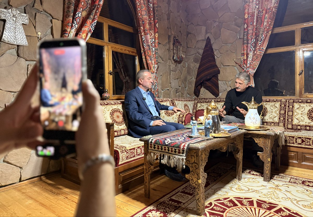 KayaZeydin's tweet photo. 📍 Hakkari 

✅ Yerel Basınımızdan hakkaritanıtımyeni İle Bir Araya Geldik

🔹Sanayi ve Teknoloji Bakanımız Sn. Mehmet Fatih KACIR'ın yarın Hakkari'mize yapacakları ziyaretleri,
🔹 AK Parti Hakkari İl Başkanlığı olarak İl, İlçe, Belde, Köy ve Mahallelerimizdeki saha çalışmalarımız, 
🔹 İlimize yönelik Yaz ve Kış Turizmi ile ilgili yatırım ve projeler, 
🔹 Madencilik ve Sanayi yatırımları, 
🔹 İlimizde Çinko-Kurşun Tesislerin yapılması projeleri,
🔹 Kasım ayı itibarıyla İş-Kur bünyesinde İlimiz genelinde 3000 kişilik yeni kontenjan alımı,

İlimizin ekonomik durumu, İlimize yönelik sanayi yatırımları, istihdam alanları, turizm yatırımları, enerji projeleri ve AK Parti Hakkari İl başkanlığımızın çalışmaları üzerine değerlendirmeler yaptık. 

@RTErdogan
@Akparti
@abuyukgumus
@MustafaAlkayis 
@byildiz63