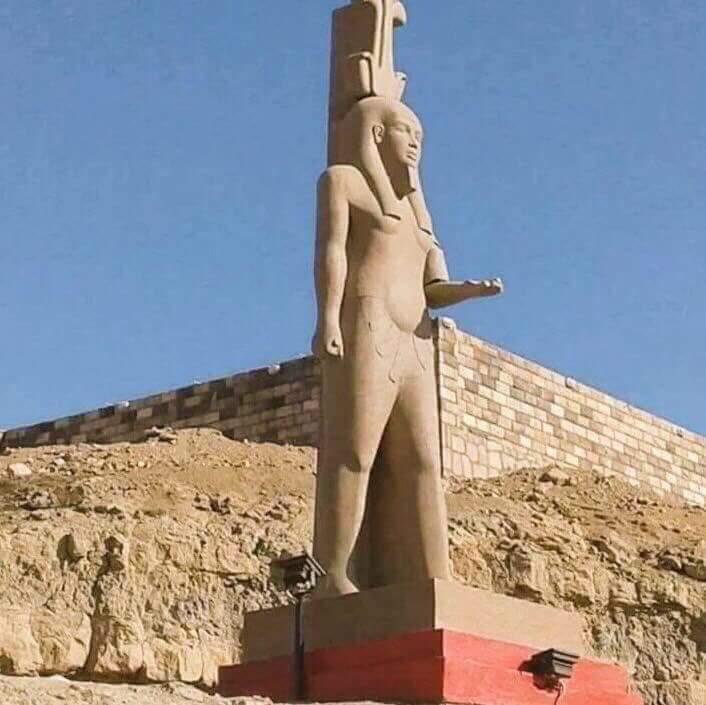 الملك  شح توت  الثاني
يقف شامخاً

واضع أسس ومبادئ الشحاته المصريه

حسنه قليله تمنع بلاوي كتيره
وهنيالك يافاعل الخير والثواب