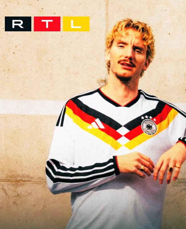 ドイツ代表の新ユニフォームを着たニック・ヴォルテマーデ、ルディ