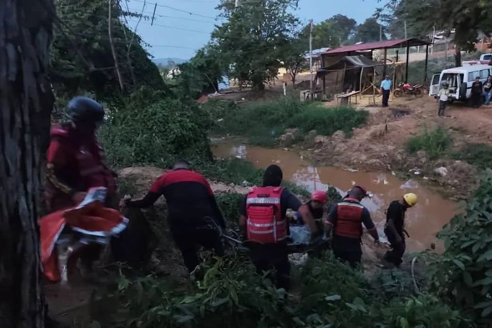 #5Nov #Bolívar
Un muerto y dos heridos tras colapso de un pozo minero artesanal en El Callao, Bolívar. El derrumbe ocurrió en el sector Cuatro Esquinas; las víctimas fueron atendidas por Minerven, Protección Civil y autoridades locales. Este es el segundo accidente en minas