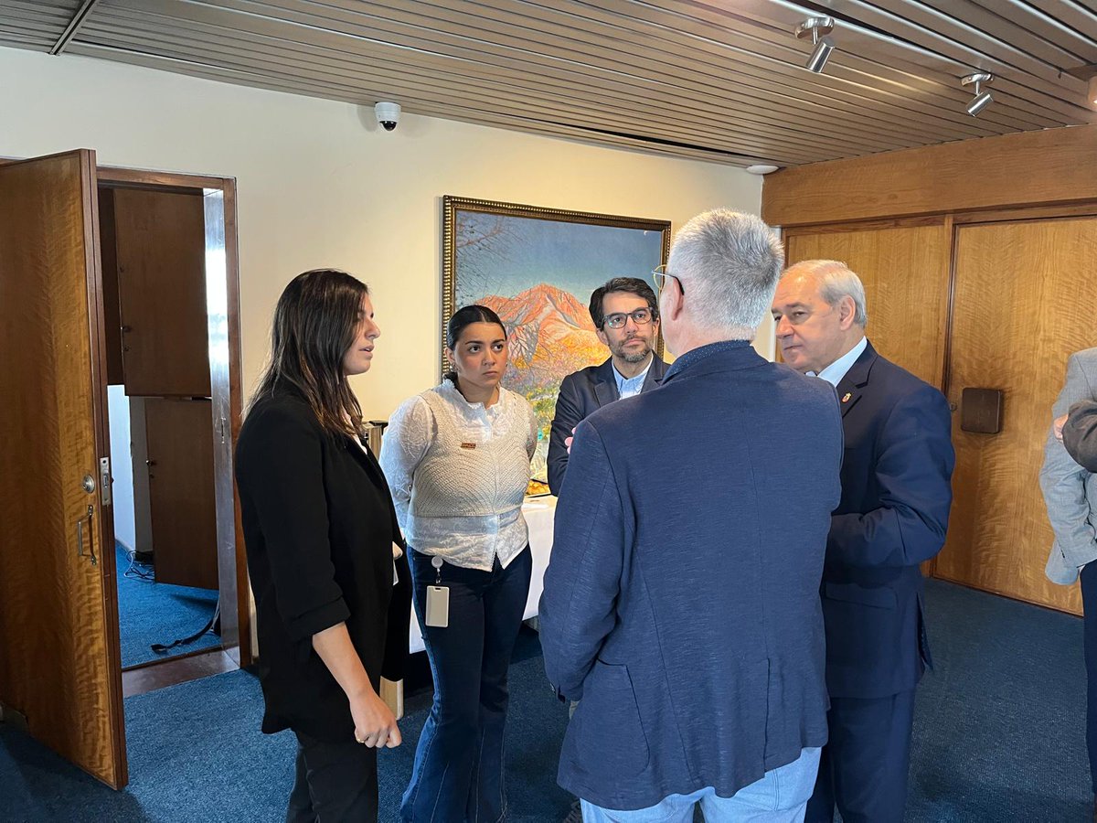 El INALOG recibió a una misión empresarial y autoridades de Lugo 🇪🇸 para conocer las ventajas del 🇺🇾 como puerta de entrada al sur de América.
El modelo del Centro de Distribución Regional (CDR) y la cooperación público-privada despertaron gran interés.