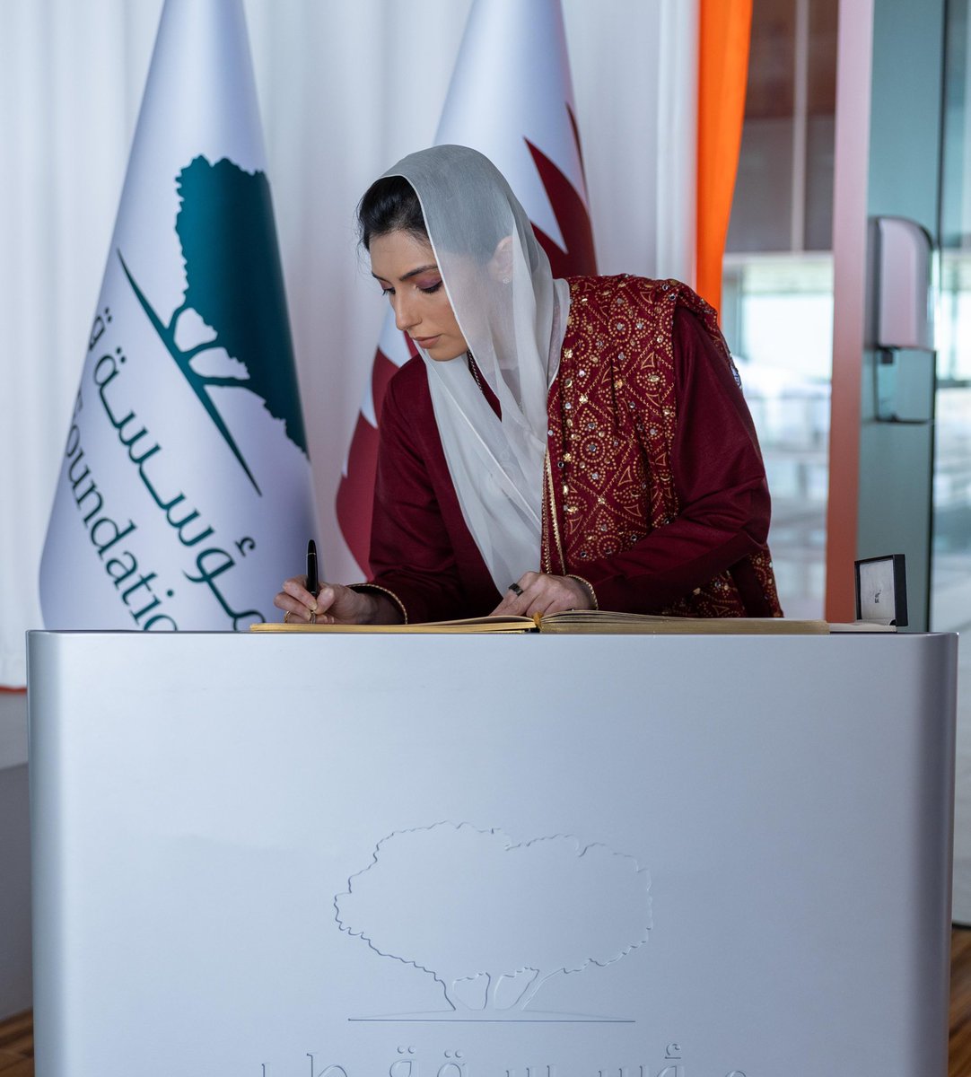 MediaCellPPP's tweet image. First Lady Bibi @AseefaBZ visited Qatar Foundation in Doha on the sidelines of the 2nd World Summit on Social Development. She was received by CEO Yousif Al-Naama and senior officials, who briefed her on QF’s role in education, research and community development.