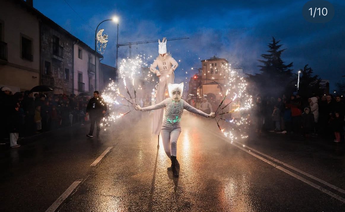cris_ayala_'s tweet image. Hoy hemos despedido a “ Kike de Festejos”, el técnico encargado de las cabalgatas, o de que en Burgos hayamos tenido espectáculos como Evanescence y la catedral de cartón.

Hoy la iglesia estaba llena de todo el cariño que él ha sembrado 

Nos queda su recuerdo y su  legado.
#DEP