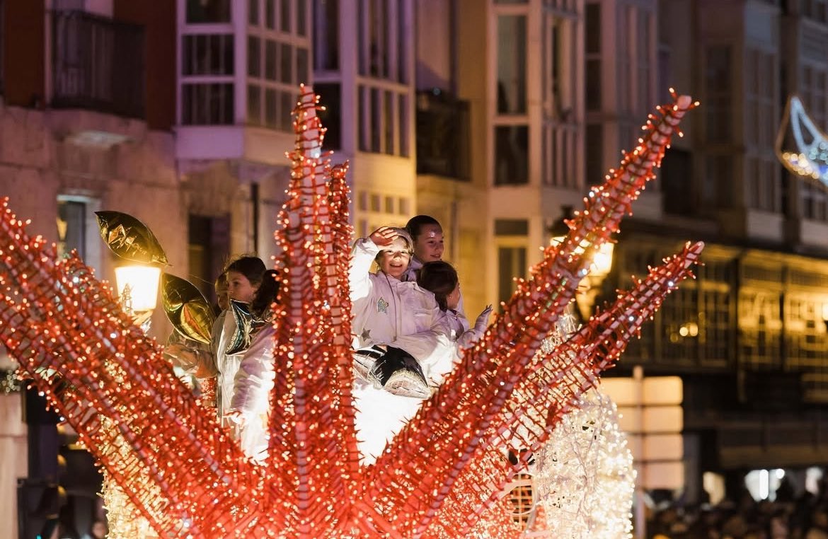 cris_ayala_'s tweet image. Hoy hemos despedido a “ Kike de Festejos”, el técnico encargado de las cabalgatas, o de que en Burgos hayamos tenido espectáculos como Evanescence y la catedral de cartón.

Hoy la iglesia estaba llena de todo el cariño que él ha sembrado 

Nos queda su recuerdo y su  legado.
#DEP