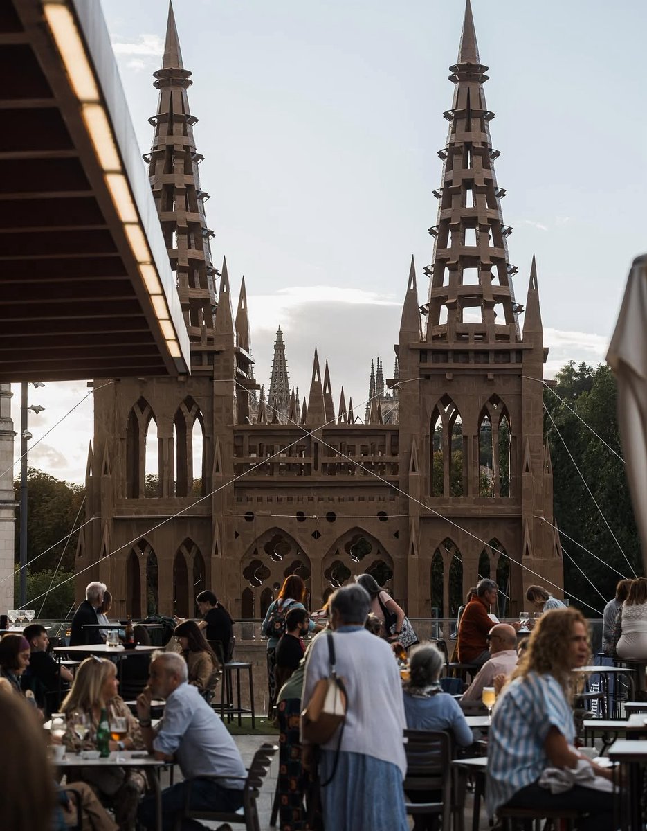 cris_ayala_'s tweet image. Hoy hemos despedido a “ Kike de Festejos”, el técnico encargado de las cabalgatas, o de que en Burgos hayamos tenido espectáculos como Evanescence y la catedral de cartón.

Hoy la iglesia estaba llena de todo el cariño que él ha sembrado 

Nos queda su recuerdo y su  legado.
#DEP
