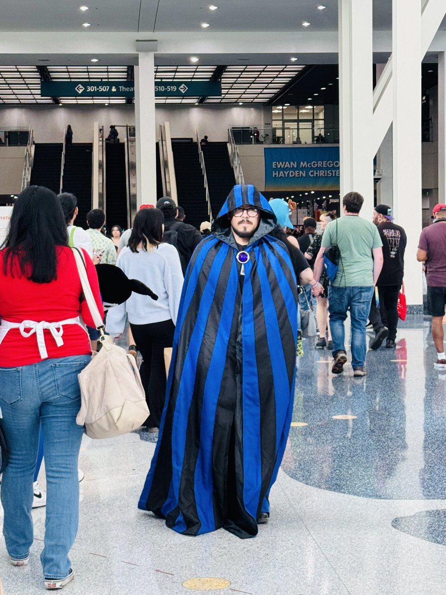 Refugio0607's tweet photo. My cloak cosplay https://t.co/EBSj9QgLbf