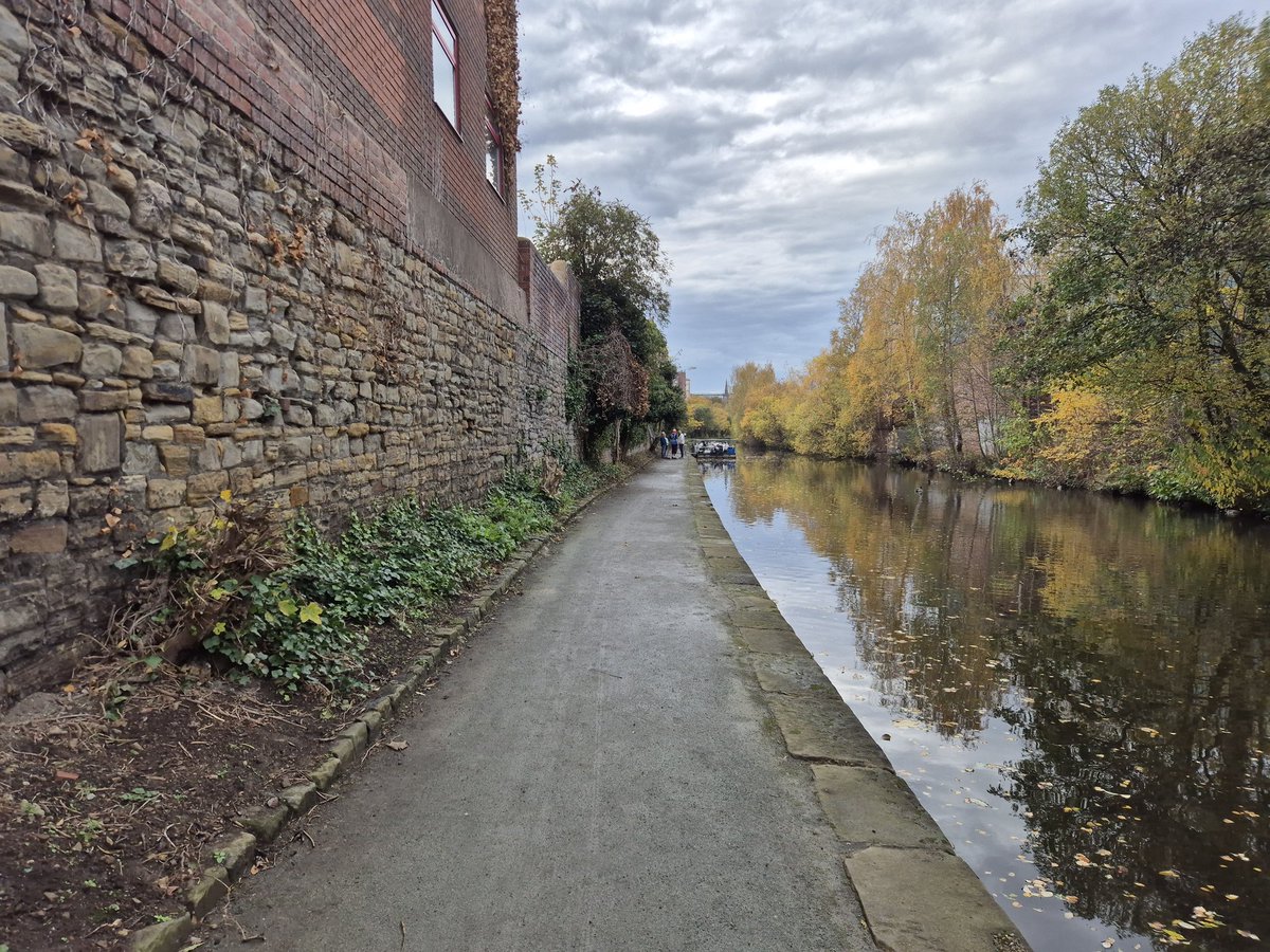 Good and well-attended session with <a href="/theblueloop/">Blue loop</a> upstream of Bacon Lane Bridge tidying up the towpath from encroaching vegetation. Thanks as always to the indefatigable 'Loopers for all their hard work. <a href="/CanalRiverTrust/">Canal & River Trust</a> <a href="/CRTYorkshireNE/">Canal & River Trust - Yorkshire & North East</a> #volunteerbywater #sheffieldandtinsleycanal
