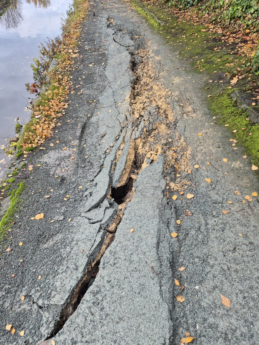 More robust fencing now installed closing off the towpath between Lumley St steps and Bacon Lane Bridge. Please respect this closure on safety grounds as the collapsing section is deteriorating further. <a href="/CanalRiverTrust/">Canal & River Trust</a> <a href="/CRTYorkshireNE/">Canal & River Trust - Yorkshire & North East</a> #sheffieldandtinsleycanal <a href="/SustransNorth/">Sustrans North</a>