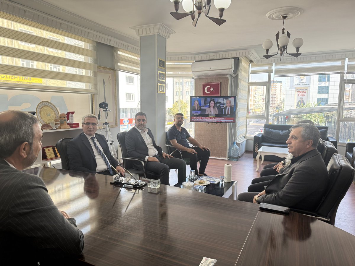 Milli eğitim müdürümüz Yaşar Ciğer bey şube başkanımız <a href="/selmannasiroglu/">M.Selman Nasıroğlu</a> ve yönetiminize iade-i ziyaretinde bulundu,eğitim camiasının çalışanları hakkında görüş alışverişinde bulunuldu.
Nazik ziyareti için kendilerine teşekkür ediyoruz.
<a href="/yasarciger/">yasar ciğer</a>