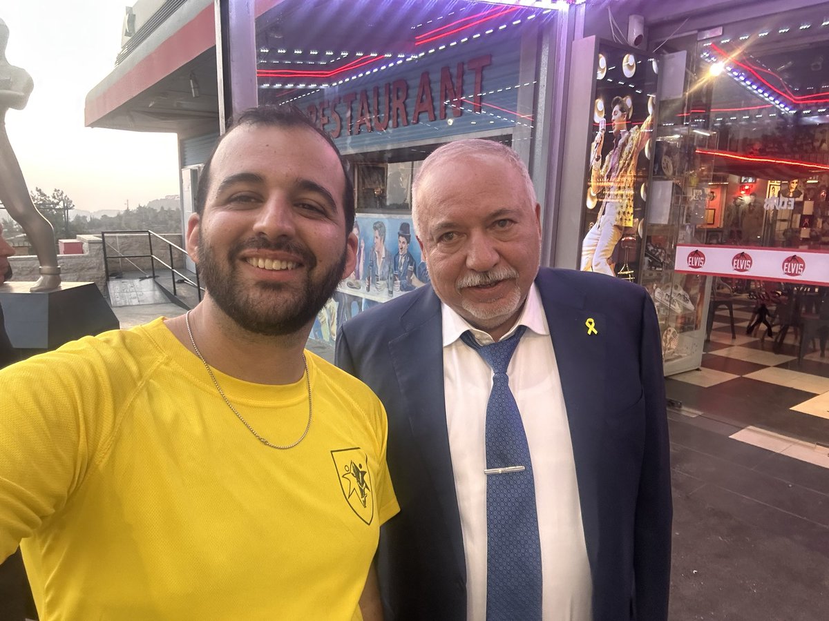 אישיות חשובה שהחרדים לא כל כך אוהבים ולידו אביגדור ליברמן