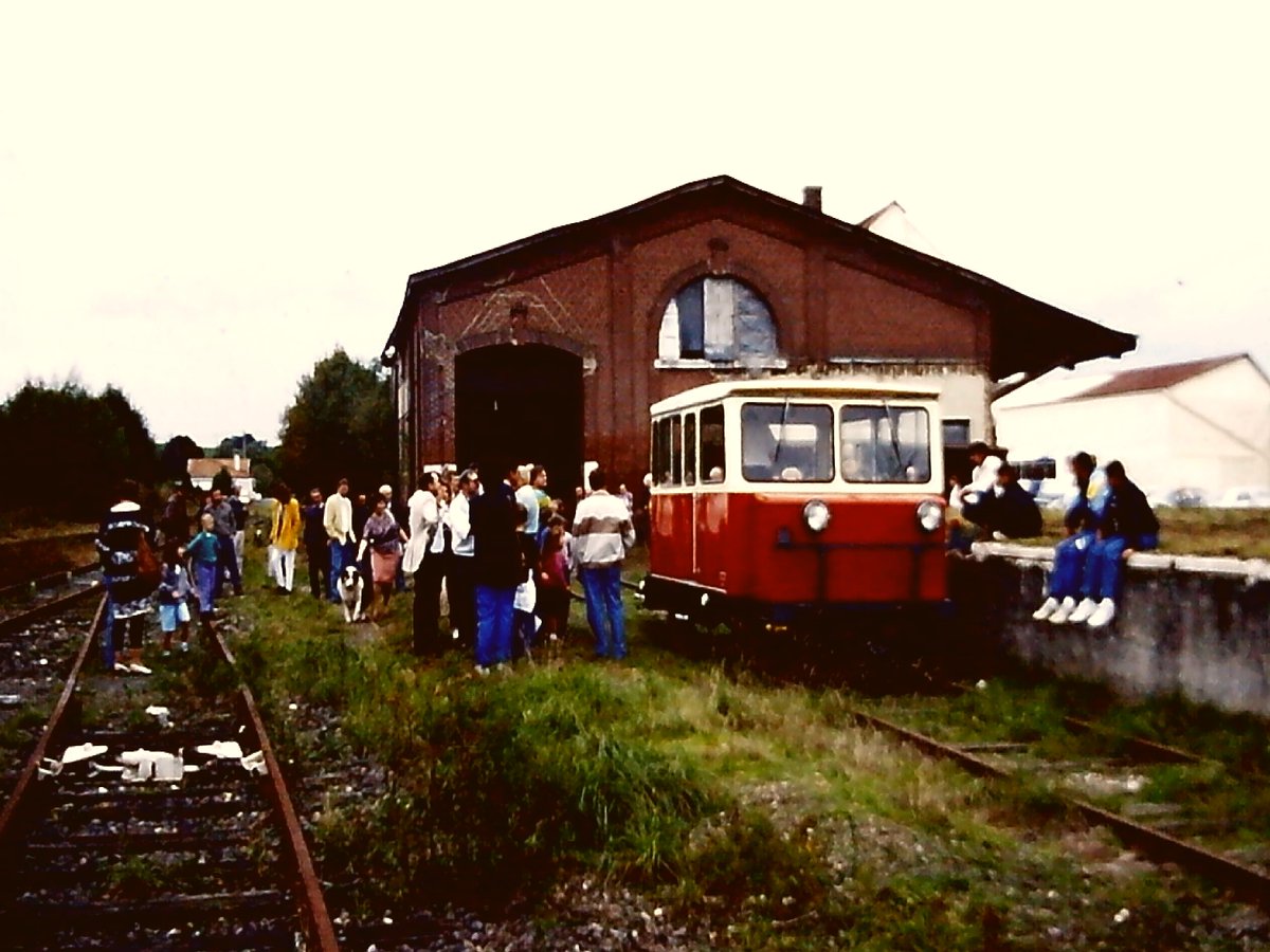 En gare d'Auxi-le-Château (Pas de Calais) en 1992. Draisine achetée par un particulier auprès du Chemin de Fer Touristique du Rhin à Volgelsheim (Haut-Rhin) pour un projet de CF touristique entre Abbeville et Auxi :