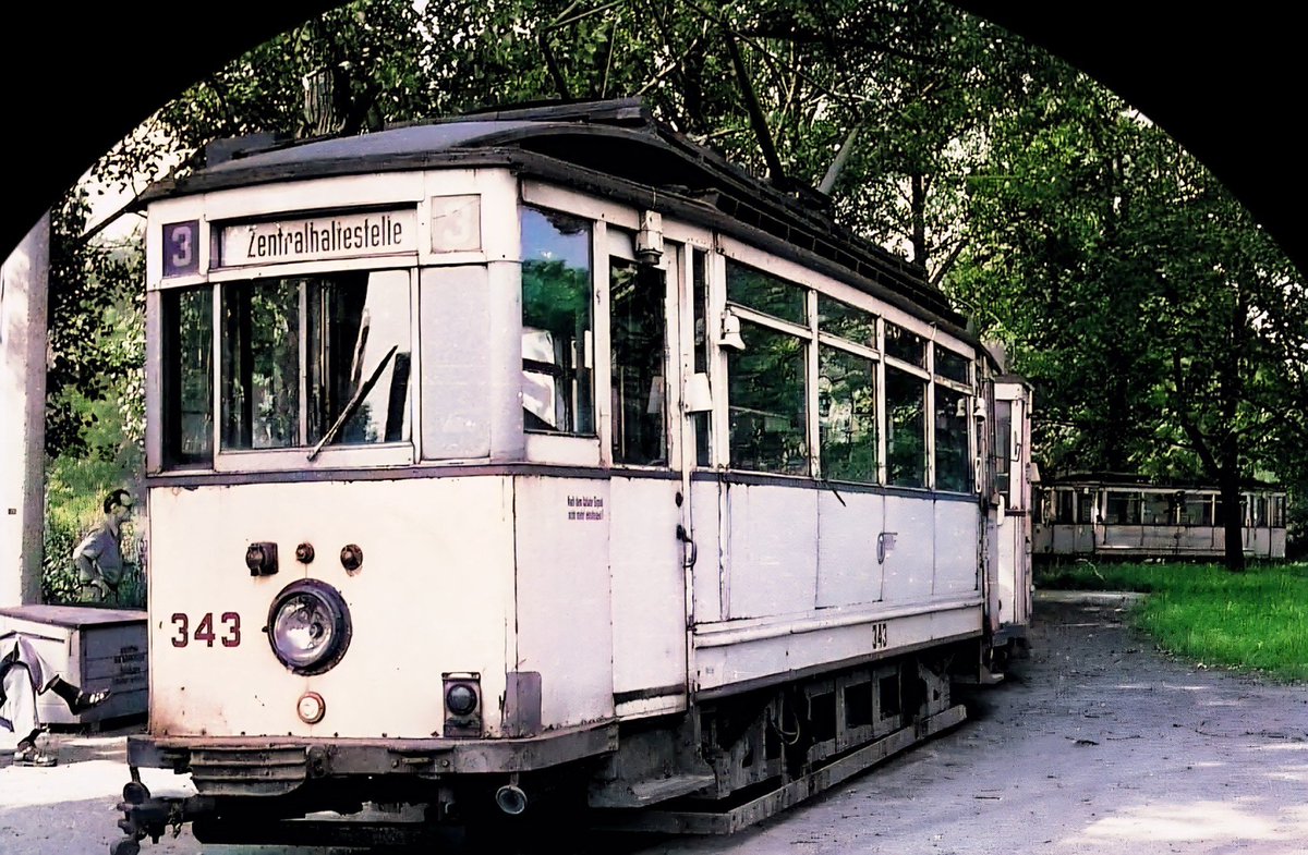 Als Nächstes kommen die Auto-Omnibusse und Straßenbahnen aus der Zeit unseres glorreichen Imperiums. Obwohl meine edlen Urgroßeltern diese Verkehrsmittel nie benutzt haben, kann ich mich dennoch an der eleganten Kleidung der damaligen Passagiere erfreuen.