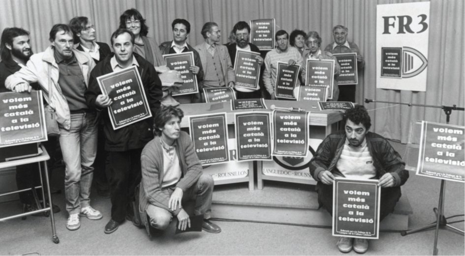serkidolors's tweet photo. El 6/11/1985, militants d'entitats nord-catalanes, convocats per la Federació per la defensa de la llengua i la cultura catalanes, van ocupar els locals, a Perpinyà, de la ràdio i la televisió estatals, per denunciar l’escassa programació en català. 
#CatalunyaNord #DiadaNacional https://t.co/7sKdDuywCI