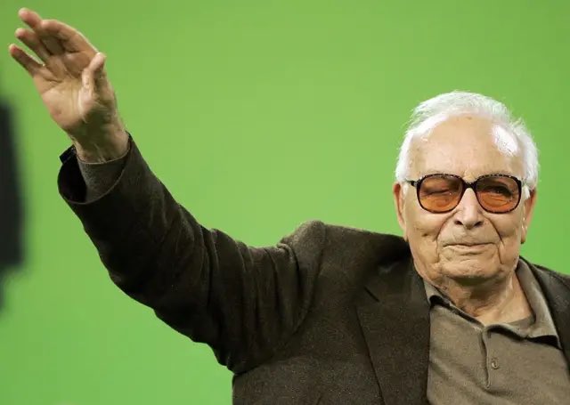 Yıllar önce, sosyal demokrat bir politikacı,
Yaşar Kemal’e milletvekilliği önermiş.

“Gelin,” demiş,
“Sizi önce milletvekili, sonra da kültür bakanı yapalım.”

Yaşar Kemal ise gülümseyerek yanıtlamış:
“İyi ama, bu halk beni seçmez, bana oy vermez.”

Politikacı şaşırmış:
“Neden?”