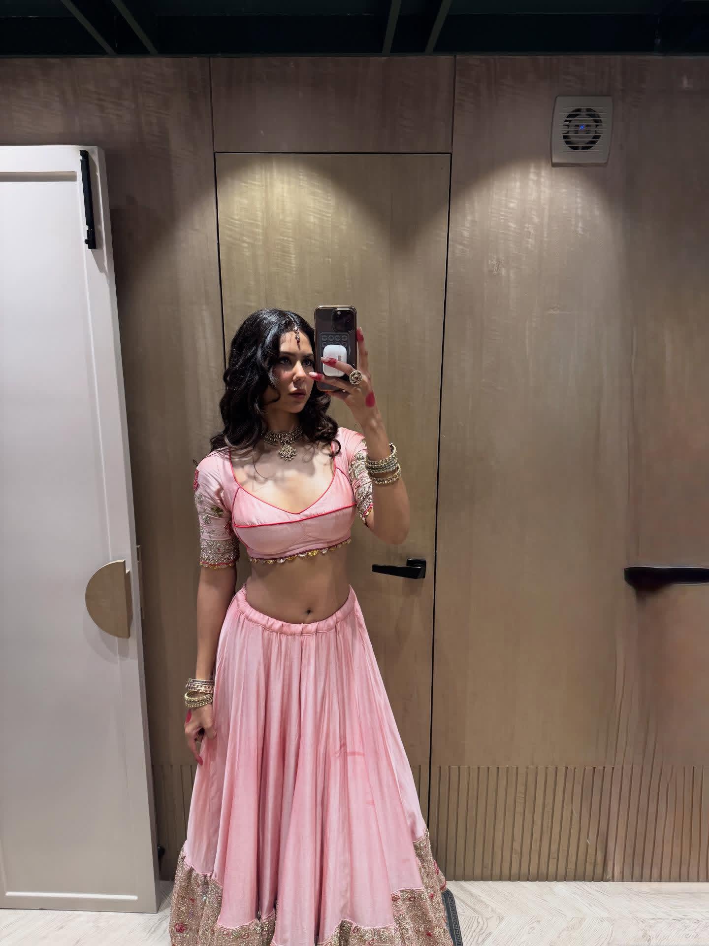 G5Al81ybIAUaECI?format=jpg&name=large