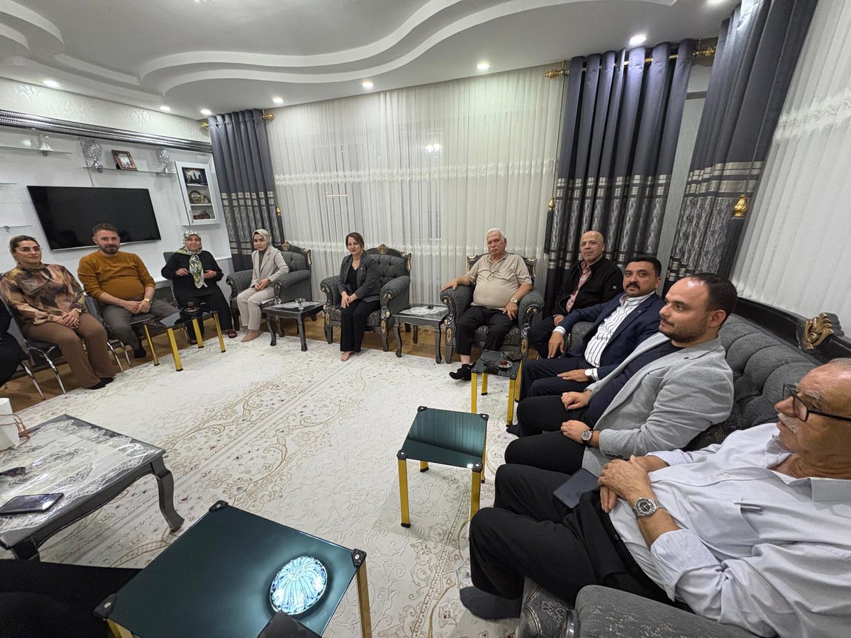 mhp_sahinbey's tweet photo. 📍 Şahinbey / Ev Ziyaretleri

Liderimiz, Genel Başkanımız Sayın Devlet BAHÇELİ’ nin talimatları doğrultusunda, ülke genelinde eş zamanlı olarak sürdürülen “Hayırlı Günler Komşum, Derdin Derdimiz” temalı gönül seferberliği programı çerçevesinde; İlçe Başkanımız Seyit Karlı SAVCI, Kaçepten Sorumlu İlçe Başkan Yardımcımız Naime FIRAT, İlçe Yönetim Kurulu Üyelerimiz ile SAVAŞCI Ailesine hane ziyaretleri gerçekleştirmiştir.

Bu anlamlı ziyaretler, teşkilatımızın vatandaşlarımızla gönül bağını daha da güçlendirmesi ve sahadaki birliğimizin pekişmesi açısından büyük önem taşımaktadır.

Ev sahipliği yapan kıymetli hemşehrilerimize içten misafirperverlikleri için teşekkür ediyor, her daim milletimizin yanında olduğumuzu bir kez daha vurguluyoruz.
