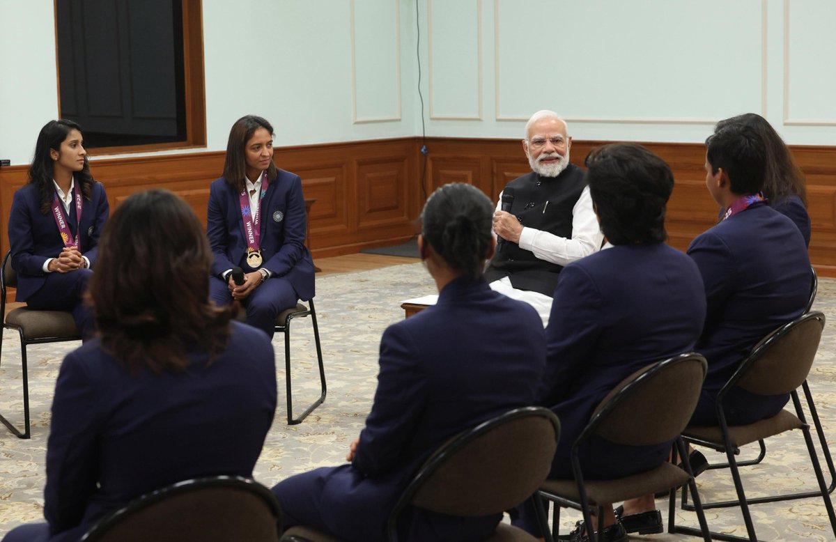 PoonambenMaadam's tweet photo. A proud moment as Hon’ble PM Shri @narendramodi ji met the champions who made the nation shine, the Women in Blue! https://t.co/63fdeN6wSl