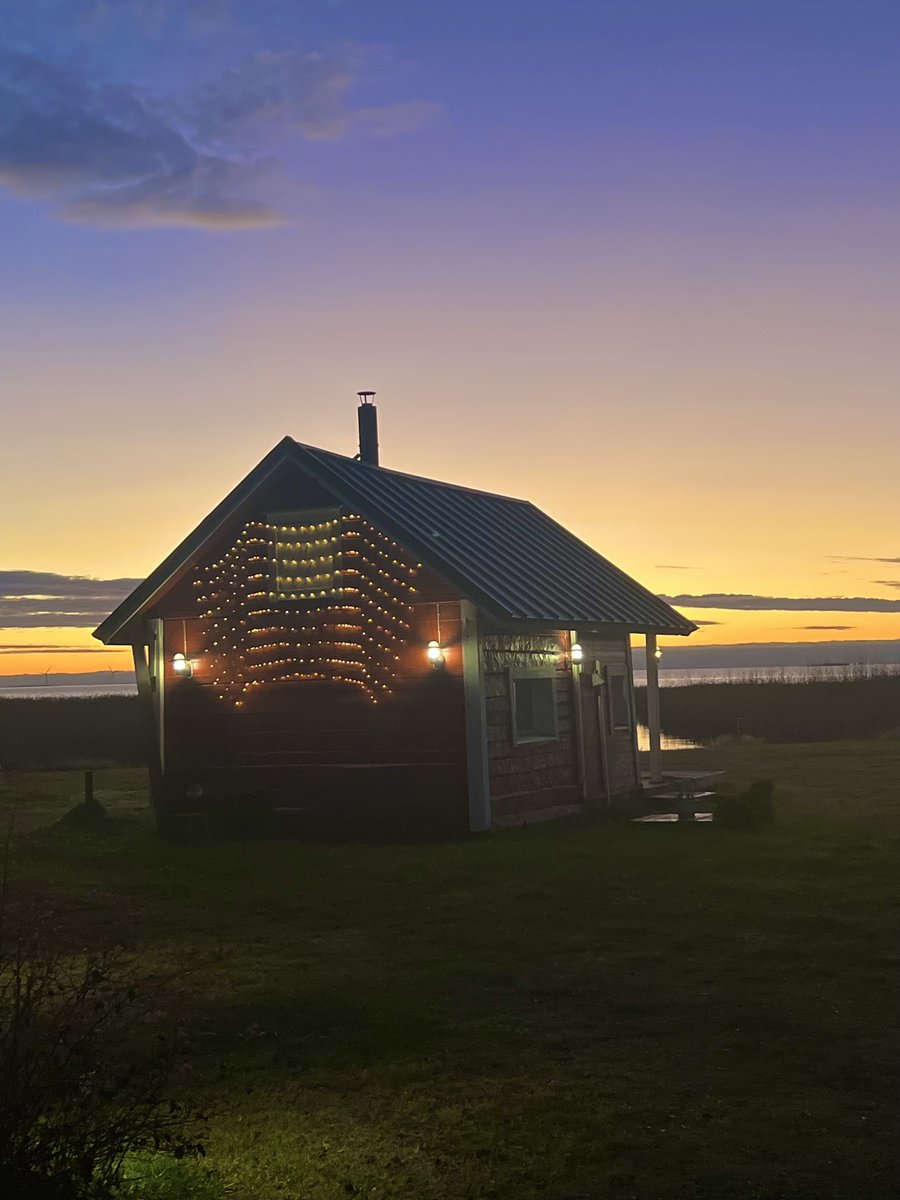 Kaunis päivä Oulussa. Lunta odottelen, pimeää kuin mörön metsässä.