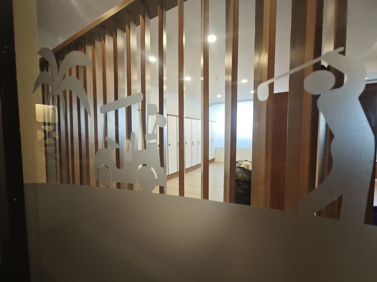 publexcan's tweet photo. @AmarillaGolfCou crea y ambienta nuevos rincones para aficionados al golf y las bicis, https://t.co/J0VVjKoQp6 participó en esta creación con #señaletica y #rotulacion de cristaleras con #vinilo arenado para crear celosioas en cristales pero dejando pasar la luz. https://t.co/jy7s9WnYRa