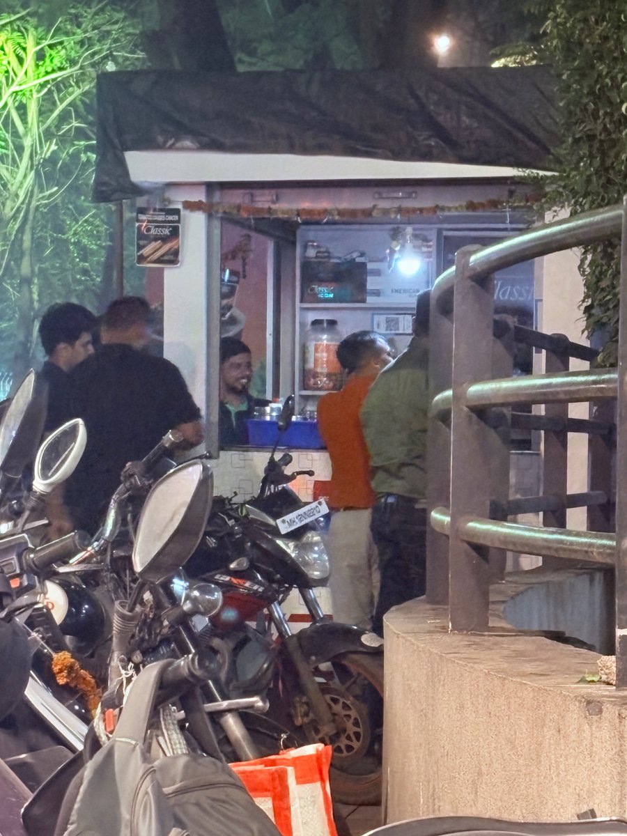 Honesta_Support's tweet photo. @PMCPune Kalyaninagar, Pune. PMC permits same Tapari which it removed during Porsche car  accident incident. And, same Tapari causing ‘paan pichkaris’ on metro pillar making it ugly.
Take action on PMC ward officer for not doing his job, even after raising multiple tickets. https://t.co/220k0Vech9