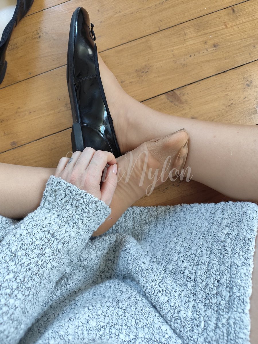 I love to touch my own feet 😋