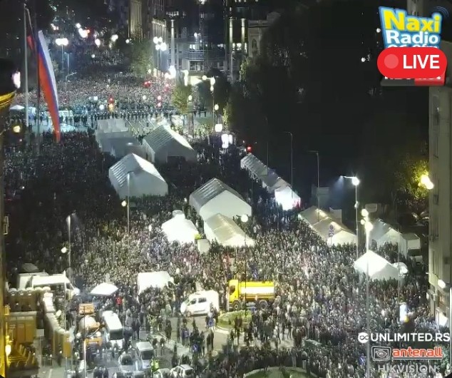 Kompletna Vučićeva Srbija stala ispred skupštine.