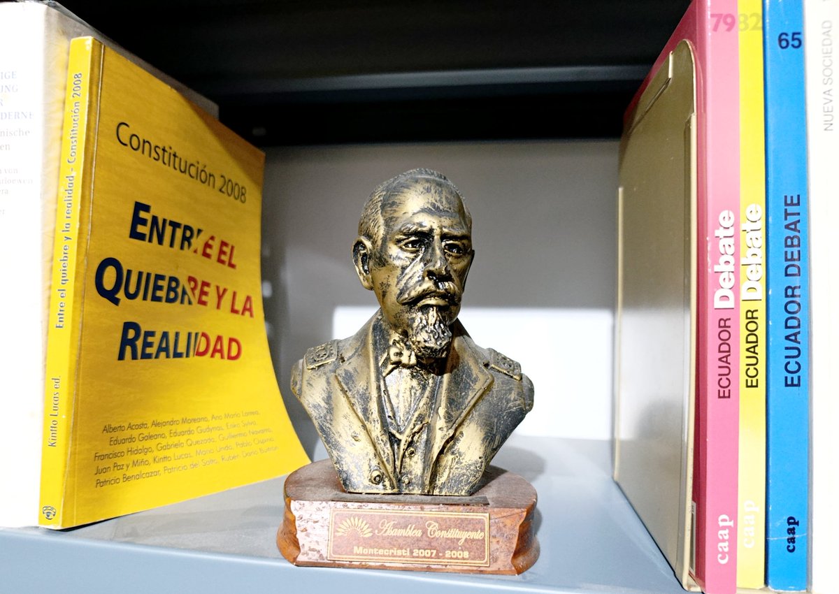 Ecuador se encamina a votación clave: quieren derrumbar Constitución de Montecristi, culpándola de la crisis. 
Esconden culpas de actual y anteriores gobiernos; artimaña para más autoritarismo. 
En mi biblioteca, busto de E Alfaro (que me dieron en 2007-8), llamando a resistir.