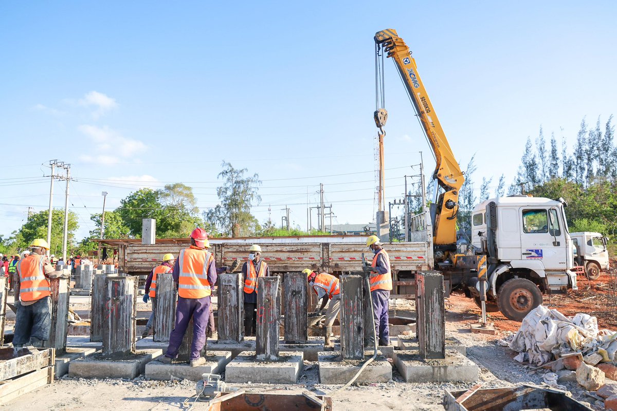 Kwenye kikao chetu kilichoongozwa na Waziri wa maji, Mhandisi Eric Muuga kilichojumuisha wasimamizi wakuu wa MAWASCO, KIMAWASCO na shirika la usambazaji maji eneo la Pwani, Coast Water Works Development Agency (CWWDA), tumekubaliana yafuatayo ili kupata suluhu la shida ya maji