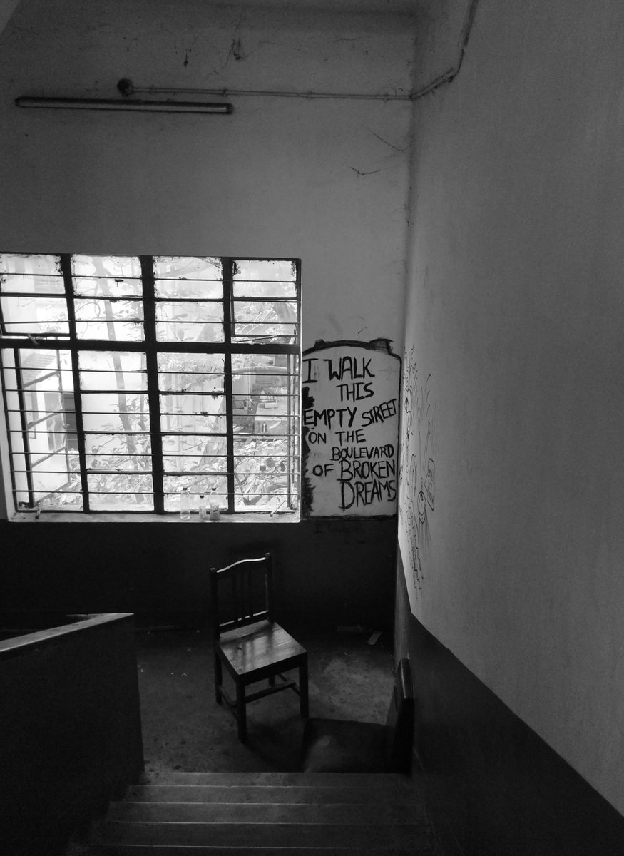 ukuleleandflake's tweet photo. Notes from campus.

#wallart #Monochrome #photooftheday #spaces #photographer 
#graffiti #blackandwhite #streetphotography #university #india https://t.co/MytxIX6sBn