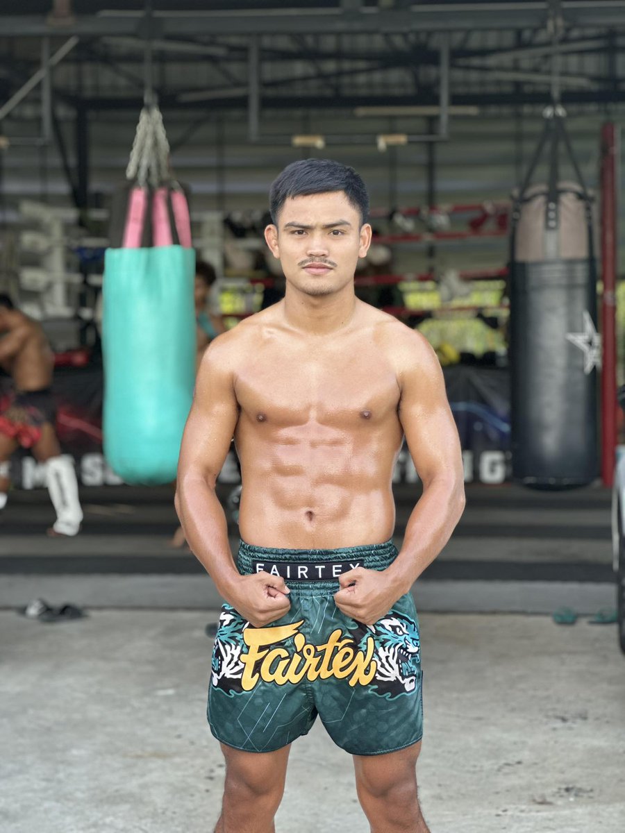 ศักดิ์ศรี ซุปเปอร์เล็กมมวยไทย  อีกหนึ่งในนักมวยรูปหล่อฝีมือดี