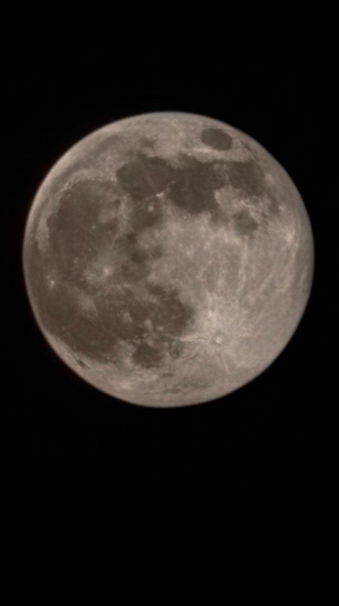 تم التقاط صورة القمر الليله بعدستي