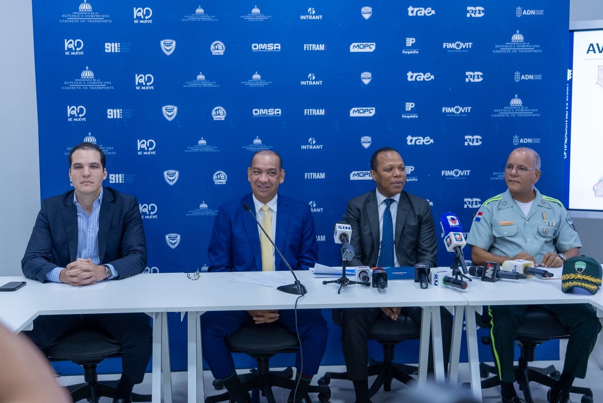DeligneAB's tweet photo. Hoy a través de una rueda de prensa del Gabinete de Transporte del gobierno del presidente @luisabinader evaluamos y presentamos resultados reales: avances que ya están transformando la movilidad vial de nuestra gente, a través del plan #RDSeMueve. 

Nuestro compromiso es claro: trabajar por un tránsito ordenado, eficiente y seguro para todos los ciudadanos.

En esta primera fase estamos interviniendo de manera integral: ampliando la capacidad del Metro, mejorando estacionamientos, eliminando cruces de riesgo, coordinando horarios con escuelas e instituciones para aliviar las horas pico y actuando en zonas críticas para devolver fluidez y civismo a nuestras calles.

Nada de esto sucede por casualidad. Es fruto de un trabajo coordinado junto a @intrant_rd  @digesettrd , @parqueat_rd , @omsa_rd , las alcaldías y diversas instituciones, bajo un diálogo constante desde el Gabinete de Transporte.

El orden no llega solo: se construye.
Y lo estamos logrando paso a paso, con responsabilidad, planificación y un propósito firme: que cada dominicano pueda moverse con dignidad, seguridad y respeto.