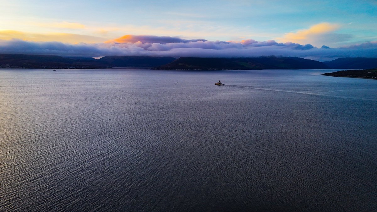 StephenAHenry's tweet image. Drone shot from WAYYYYYYYYYYYY above Gourock Bowling Club's second green at around 5pm last night as the Sun was setting.

The Hills of Argyll clothed in Cloud and reflecting the late Sun's rays

#Dunoon #Strone #Cove #Kilcreggan #Argyll #FirthOfClyde

#Gourock #Scotland