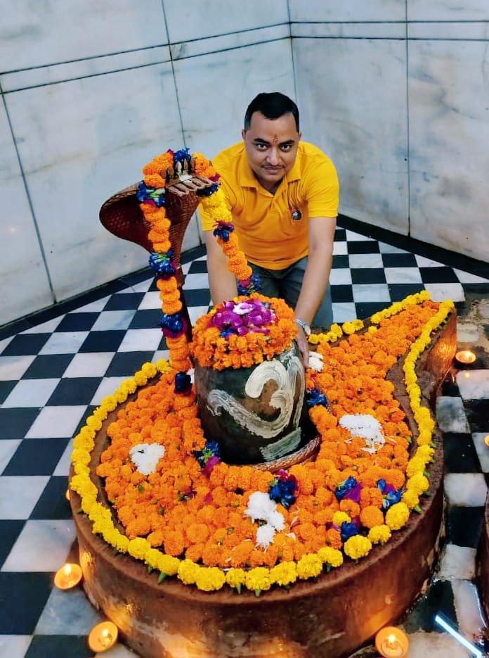 यस्यांके च विभाति भूधरसुता देवापगा मस्तके
भाले बालविधुर्गले च गरलं यस्योरसि व्यालराट्...

सोऽयं भूतिविभूषणः सुरवरः सर्वाधिपः सर्वदा
शर्वः सर्वगतः शिवः शशिनिभः श्री शंकरः पातु माम्‌...

आप सभी भगवत प्रेमियों को

’देव दीपावली’ की हार्दिक शुभकामनाएं.❤️

🙏 हर हर महादेव 🙏