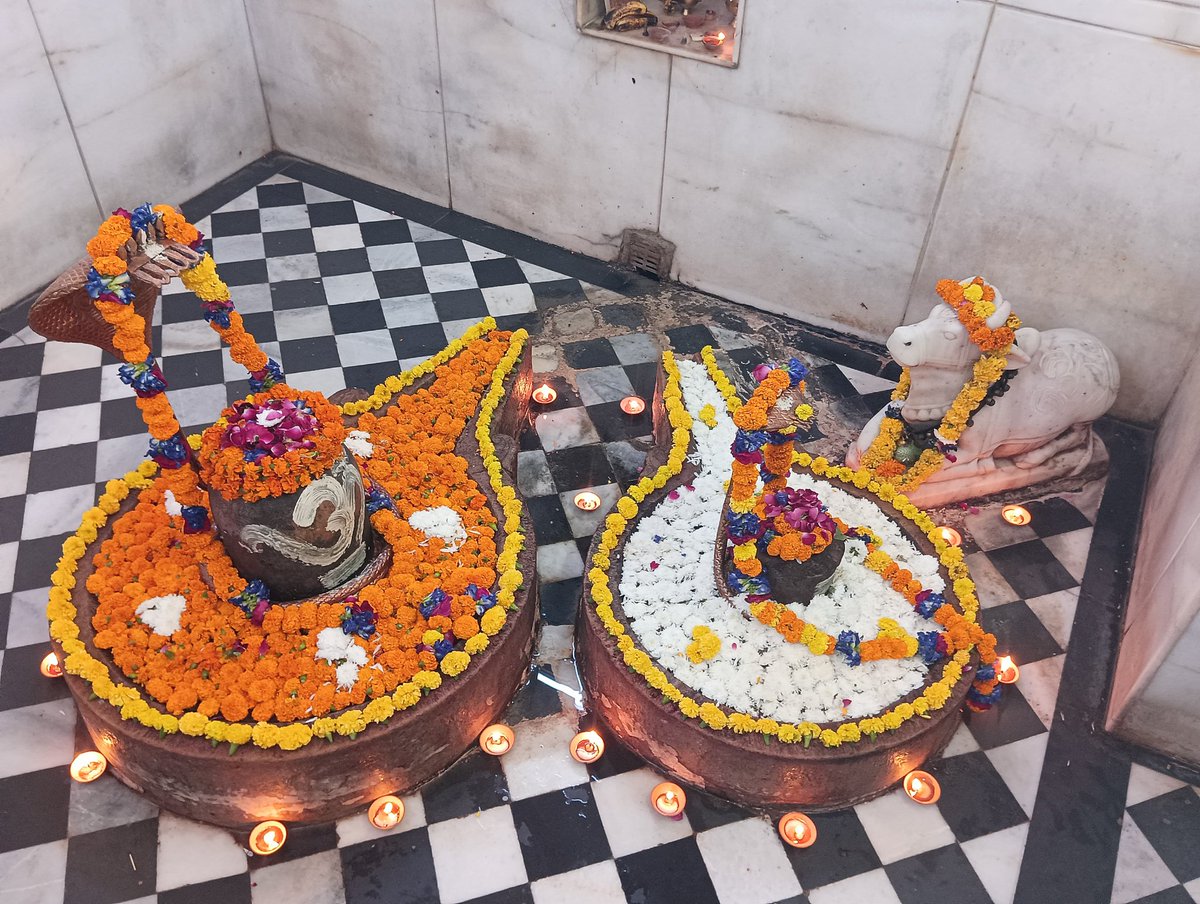MayankAwasthi26's tweet photo. यस्यांके च विभाति भूधरसुता देवापगा मस्तके
भाले बालविधुर्गले च गरलं यस्योरसि व्यालराट्...

सोऽयं भूतिविभूषणः सुरवरः सर्वाधिपः सर्वदा
शर्वः सर्वगतः शिवः शशिनिभः श्री शंकरः पातु माम्‌...

आप सभी भगवत प्रेमियों को

’देव दीपावली’ की हार्दिक शुभकामनाएं.❤️

🙏 हर हर महादेव 🙏 https://t.co/QZelgqqQKM