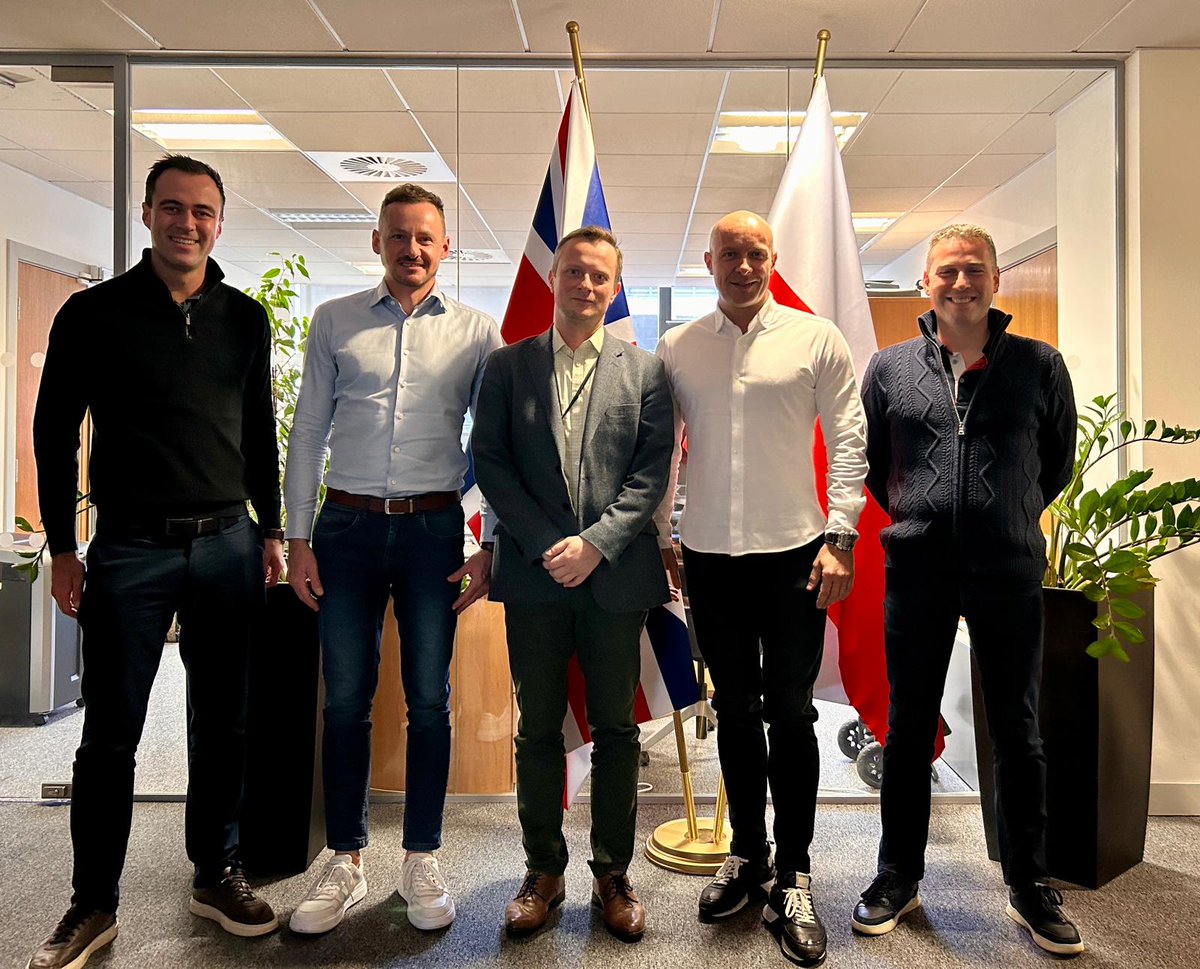 PLinManchester's tweet image. ⚽️What a nice visit from one of the best football referee teams in the world to Manchester.

🇵🇱Szymon Marciniak, Tomasz Listkiewicz, Adam Kupsik and Paweł Raczkowski will be officiating today's #UCL match between Manchester City and Borussia Dortmund.

Good luck gentlemen❗️
