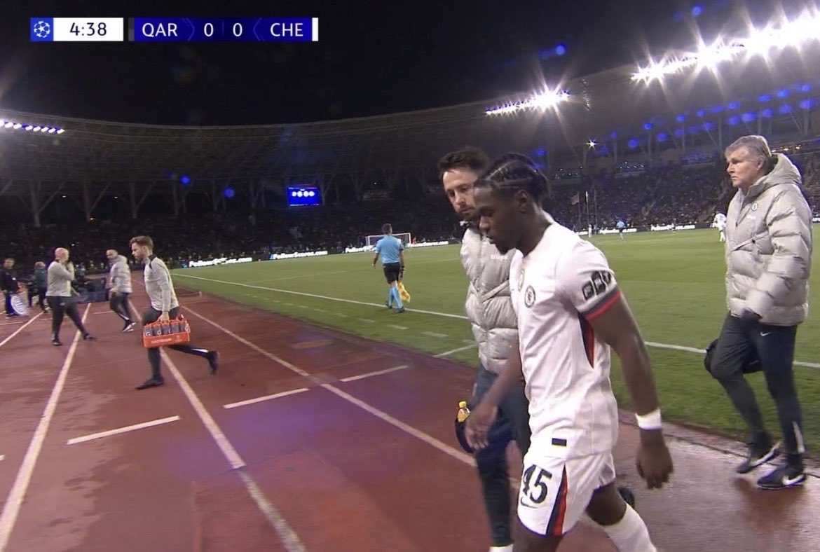 روميو لافيا يغادر الملعب مصابًا بعد مرور 4 دقائق..