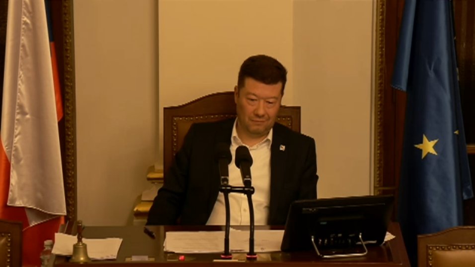 Nechá Okamura sundat vlajku EU, nebo ne?