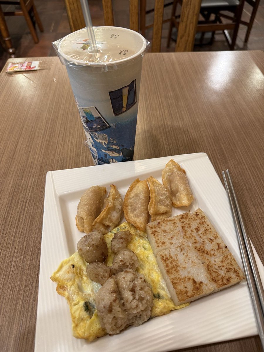 Werikfgdf's tweet image. 今日の朝ごはんは、台湾の定番セット。
大根餅に卵焼き、焼き餃子、そして温かい豆乳。
一日の始まりが、ちょっと特別に感じる朝。☀️🥟