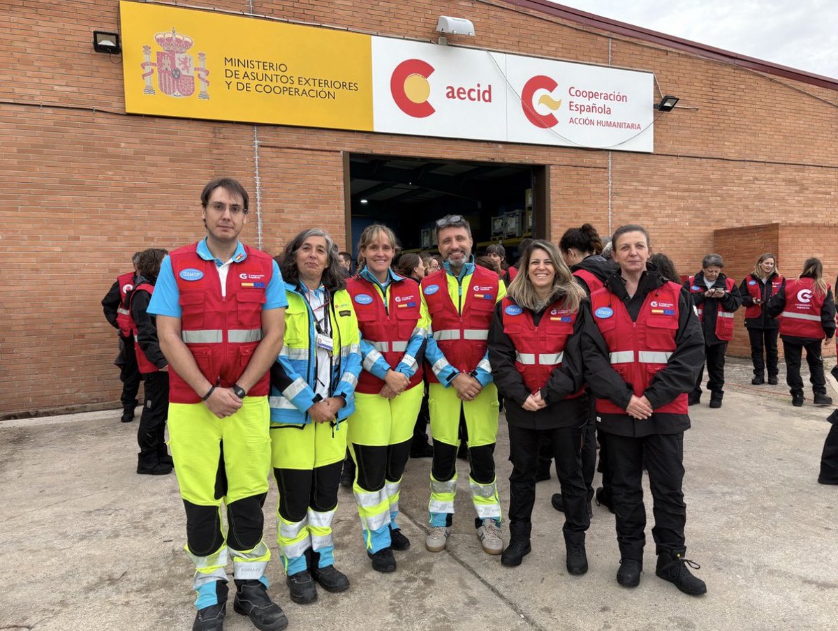112cmadrid's tweet photo. 🚑 🧑‍🚒 Cinco sanitarios del #SUMMA112 y tres #BomberosCM, voluntarios del equipo del Hospital de Emergencias START de @AECID_es, parten a Jamaica para ofrecer asistencia sanitaria y logística a los afectados por el huracán Melissa.

¡Mucho ánimo!

+ info:
https://t.co/9y9zUhZbb0 https://t.co/7EwnR1gtdn