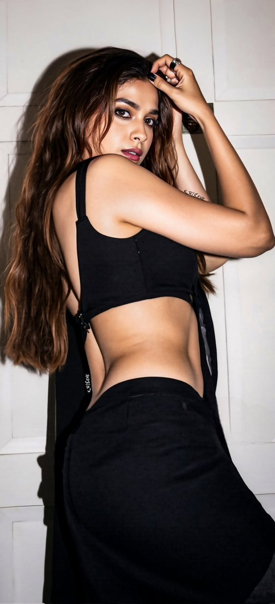 Ramanand06's tweet image. Black beauty hot queen 🔥
#KeerthySuresh