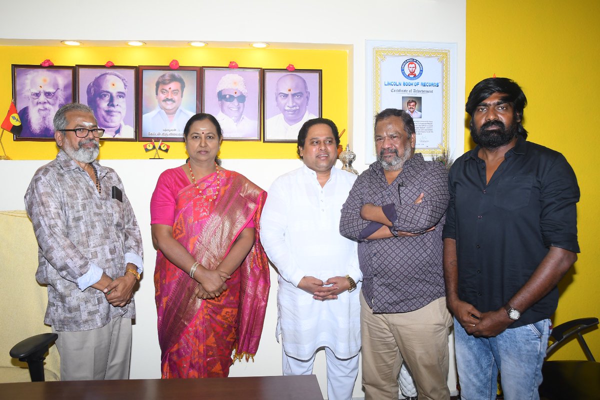 தேசிய தலைவர் திரைப்படத்தில், நடித்த பஷீர் மற்றும் திரைப்பட குழுவினர்  மரியாதை நிமித்தமாக என்னை நேரில் சந்தித்தனர். திரைப்படம் வெற்றி பெற அவர்களுக்கு வாழ்த்து கூறினேன்!

#desiyathalaivar #tamilmovie #Dmdk #premamalathavijayakanth