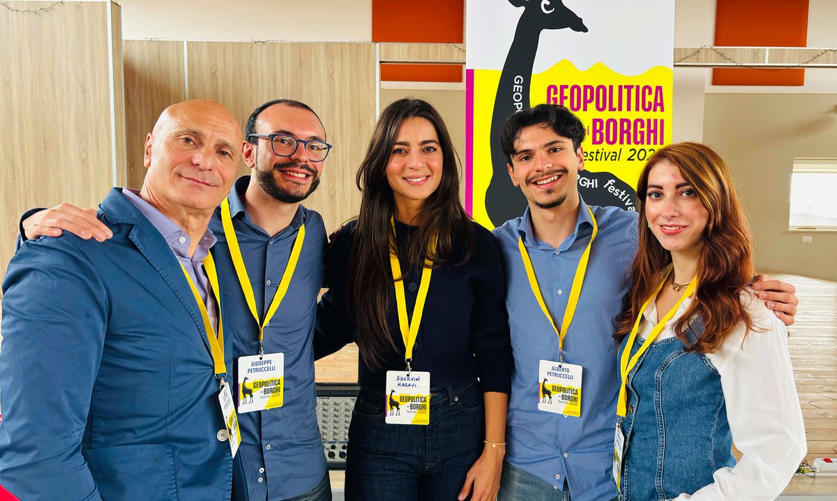 ilCosmopolitico's tweet photo. "Donna, Vita, Libertà" è lo slogan del movimento di protesta che all'indomani della morte di Mahsa Amini sta mettendo in discussione il regime iraniano. Una lezione di Shervin Haravi sulla storia dell'Iran a San Martino in Pensilis a #geopoliticaneiborghifestival2025 https://t.co/l9GavxJ81h