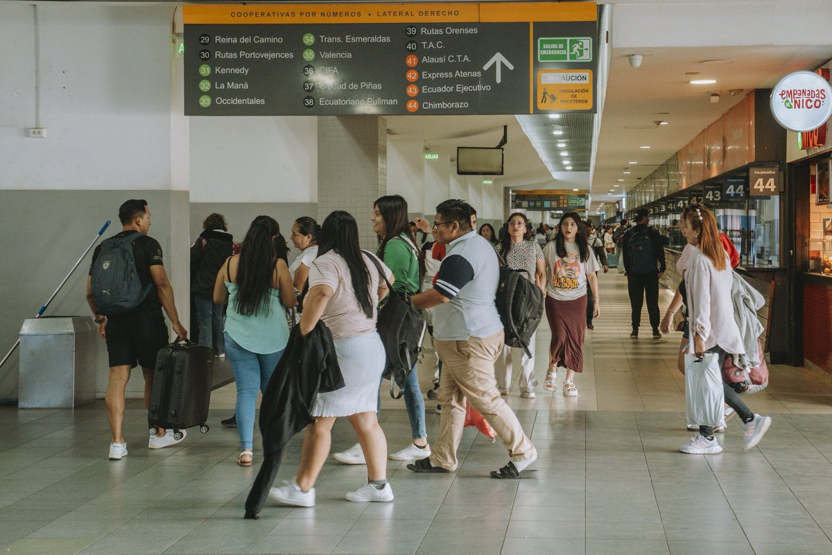 Nuestras terminales terrestres no se detienen 💪🚌

En el feriado, 326.904 usuarios llegaron a
#LaEntradaALaCiudadDeTodos para dirigirse a sus destinos favoritos🧳🤝