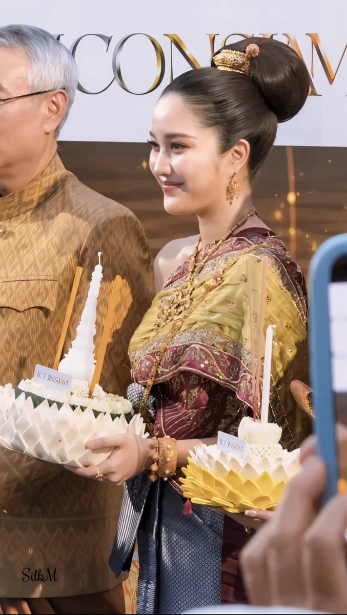 TotheMoonM77's tweet photo. FREEN ICONSIAM LoyKrathong

#FREENxICONSIAM 
#LoyKrathongatICONSIAM #ลอยกระทงที่ไอคอนสยาม #THAICONICLoyKrathong #ICONSIAM #srchafreen #ฟรีนสโรชา https://t.co/jWOWQy5bue