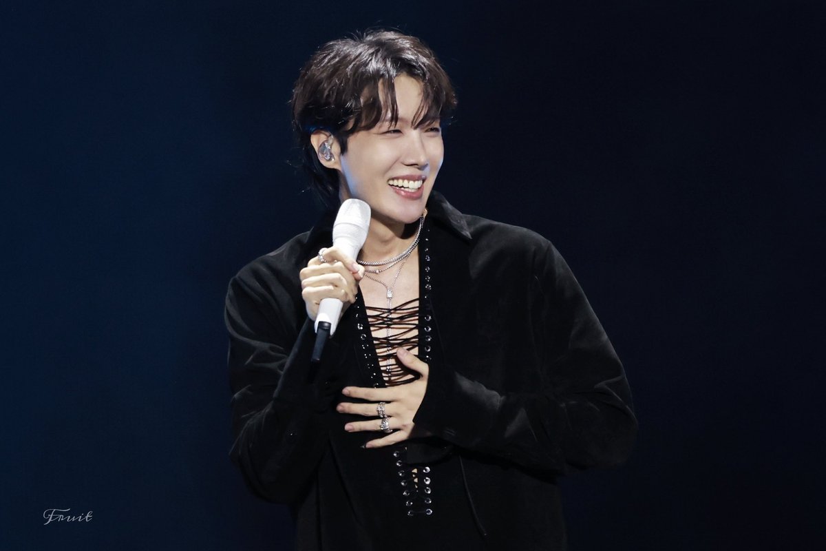 arigatomatJM's tweet photo. I vote for #jhope at #2025MAMAVOTE https://t.co/KA9ZjKWJkk