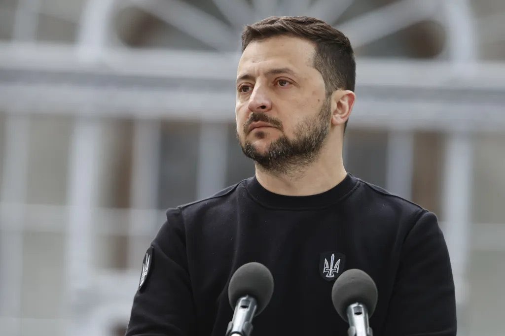 Bricktop_NAFO's tweet image. Many men would have threw their hands up and passed the torch.

This man decided to stay and fight.

He didnt stay so Ukraine would survive.

He stayed so Ukraine would win.

When offered safety away from Ukraine, Zelensky said.

“The fight is here; I need ammunition, not a ride”